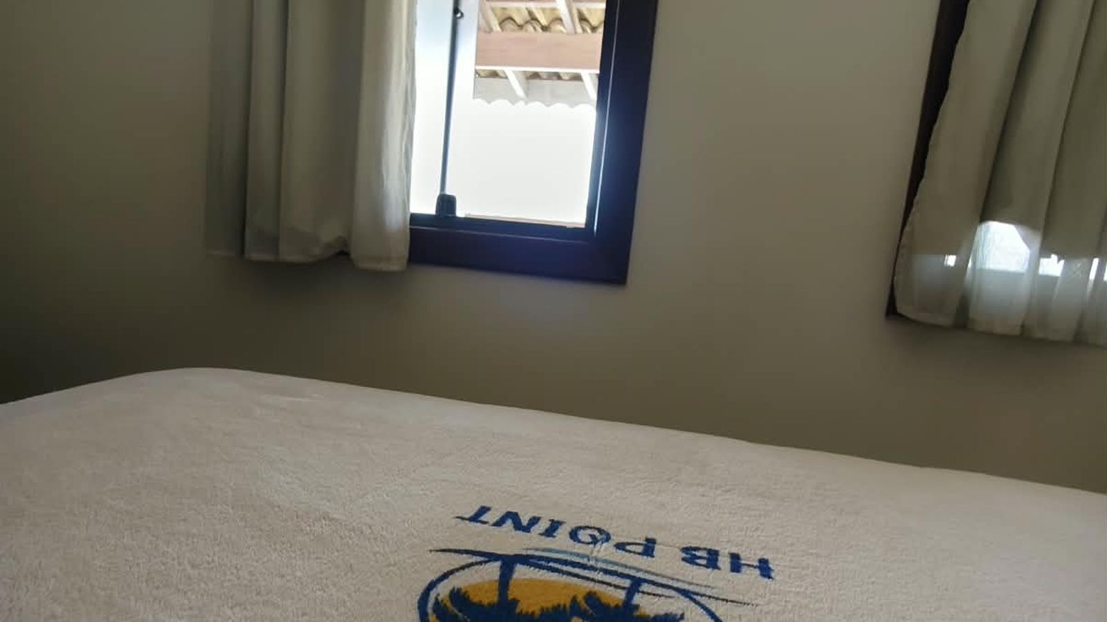 Roupa de cama da pousada com a marca HB Point