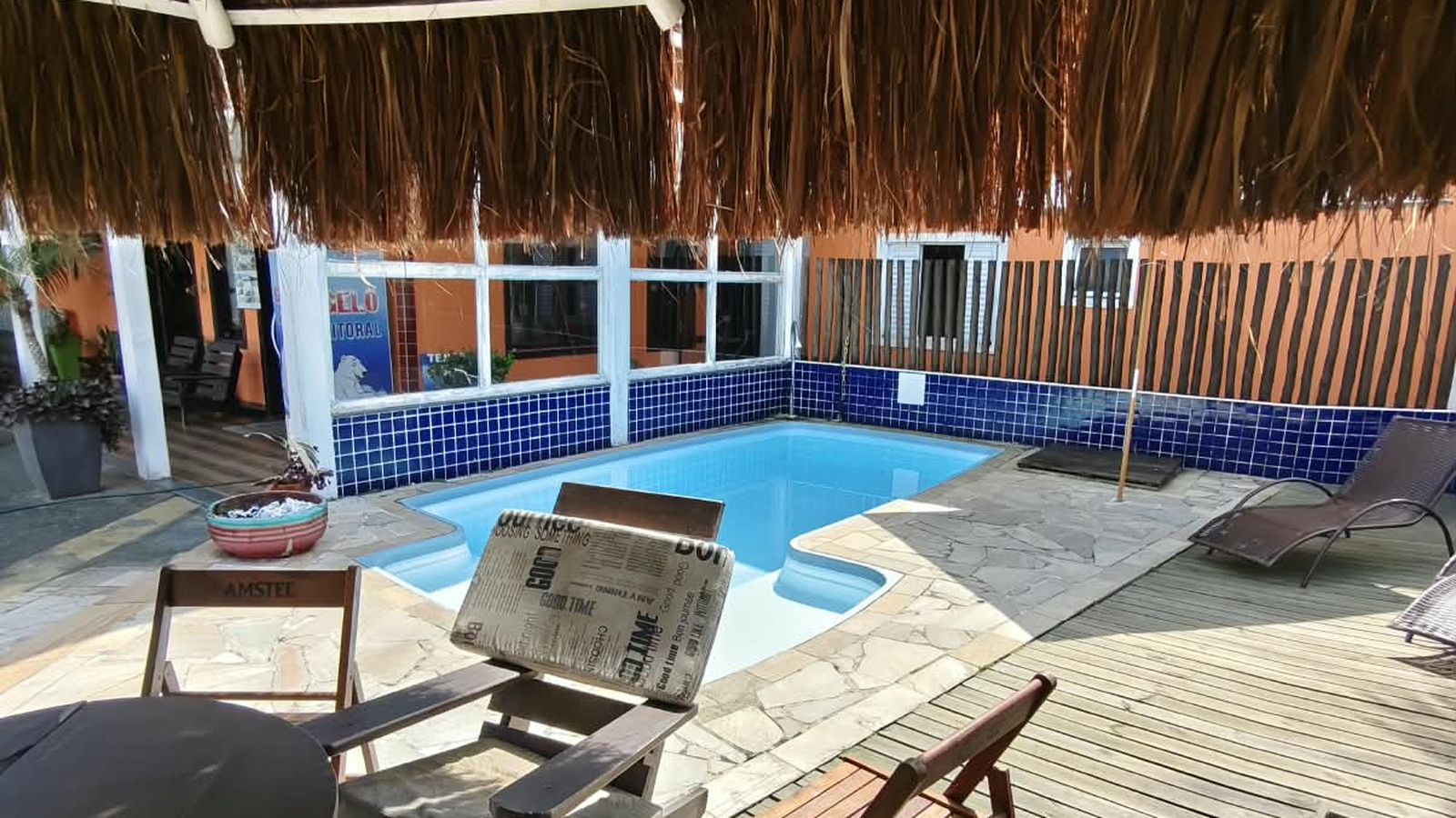 Piscina da pousada com deck e cobertura de sapê